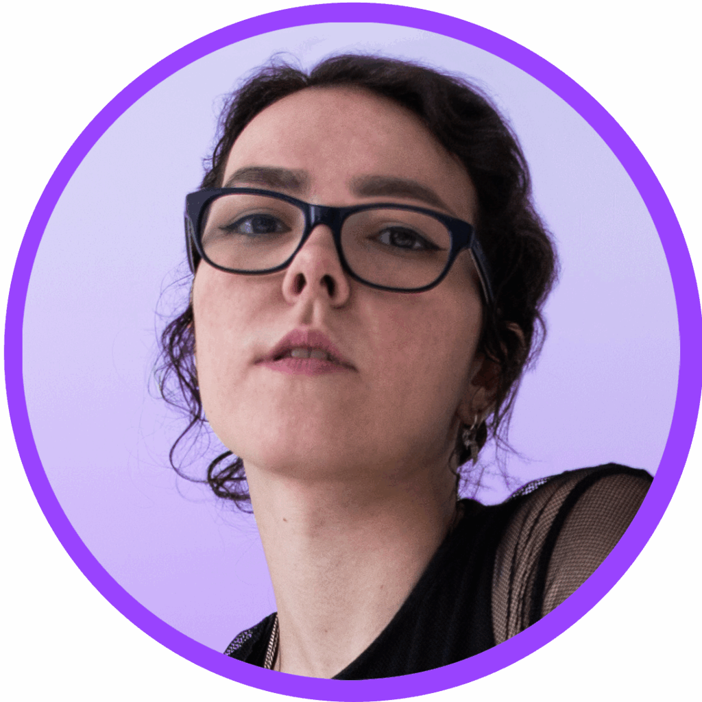 Photo de Julie Martins sur fond violet clair