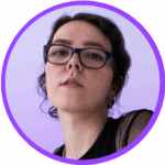 Photo de Julie Martins sur fond violet clair